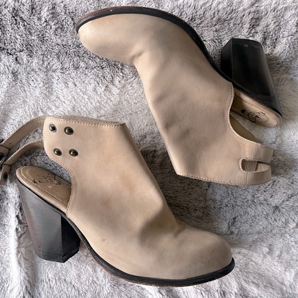 Smoke Bootie in Beige
Freebird by Steven
Color:Beige - Picture 3 of 11